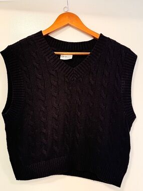 GAP Black Cable-Knit V-Neck Sweater Vest